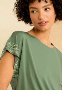 Love & Roses SEQUIN CUFF REGULAR FIT - T-Shirt print - green