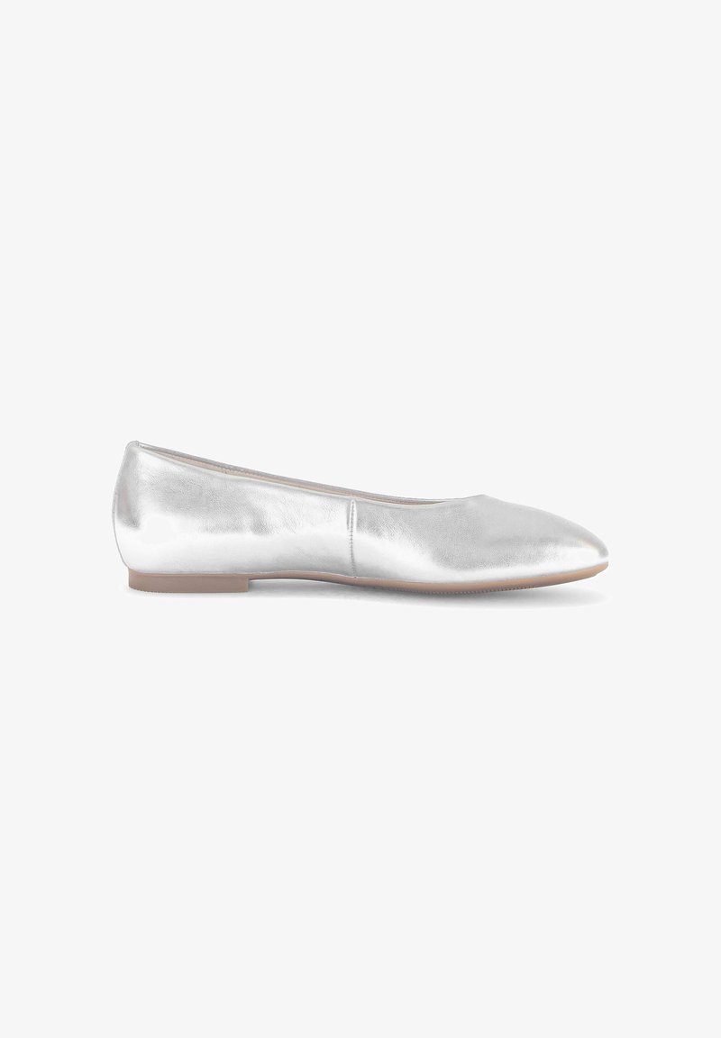 Ballerine métallique argentée à bout rond et semelle basse beige, vue de profil sur fond blanc.