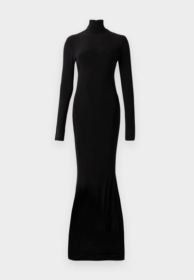 Czarna sukienka z długim rękawem i wysokim dekoltem. Wykonana z gładkiego materiału. Dopasowany krój rozszerzający się ku dołowi.