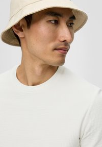 s.Oliver MIT PATCH-DETAIL - Camiseta básica - weiß