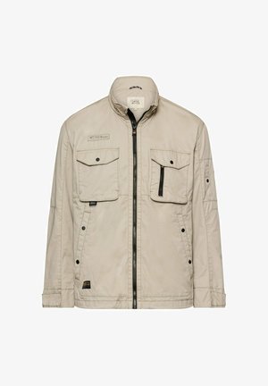 Beige letvægtsjakke med lynlås foran, to brystlommer med klap (én med lynlås), sidelommer med trykknap og stående krave.