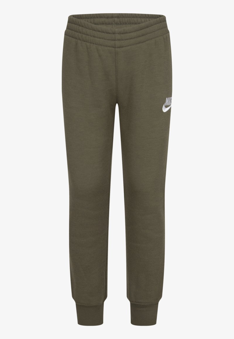 Joggers vert olive avec une ceinture côtelée, des jambes fuselées et un petit logo Nike blanc sur la cuisse gauche. Fabriqués en tissu doux.