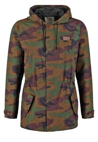 Pánská maskáčová bunda s kapucí, zapínání na knoflíky a zip, stahovací pas, přední kapsy a nastavitelné manžety.