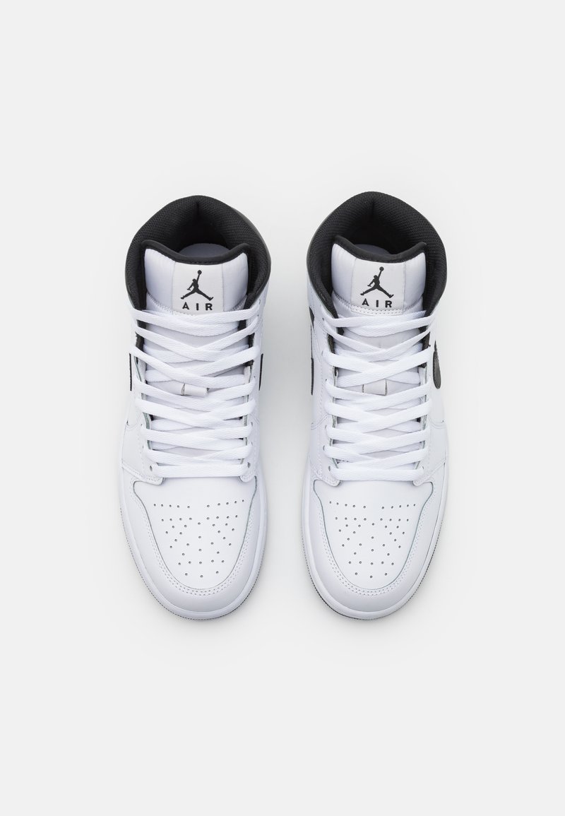Zapatillas altas blancas con detalles en negro, caja de dedos perforada y cordones planos blancos. Presenta un logo de marca en blanco y negro en la lengüeta.