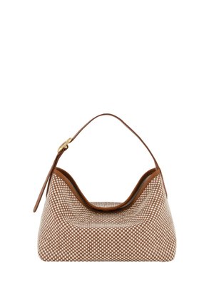 Petit sac à main à carreaux marron et blanc avec une sangle en cuir courbée unique et une boucle dorée sur un côté.