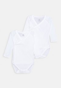 Zwei langärmlige, weiße Baumwollbodys mit einem Wickeldesign, ausgestattet mit Druckknöpfen am Boden und einer sanften, glatten Textur.