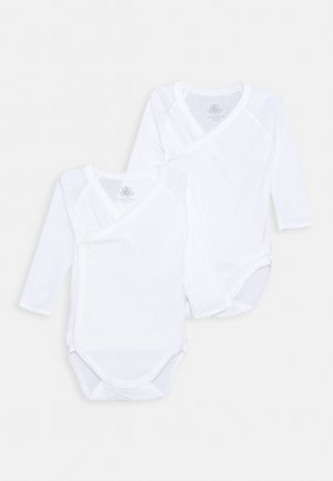 Twee witte katoenen bodysuits met lange mouwen en een wikkelontwerp, met drukknopen aan de onderkant en een zachte, gladde textuur.