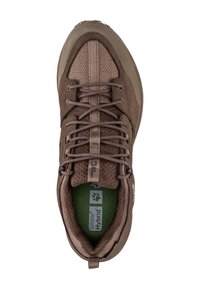 Braunes Wander Schuh, der aus Mesh- und Wildledermaterialien gefertigt ist. Er hat eine abgerundete Zehenpartie, einen gepolsterten Schaft und ein Schnürdesign mit grüner Innensohle.