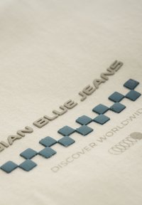 Indian Blue jeans CHEST  - Print T-shirt - sandshell