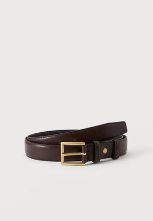 Ceinture en cuir marron foncé avec une boucle rectangulaire en or, roulée à plat sur un fond blanc.