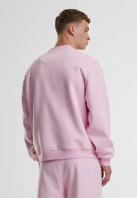 Urban Classics FLUFFY CREWNECK - Sportska majica - softpink