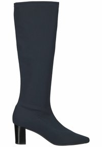 Granatowe wysokie botki do kolan z gładkiego, elastycznego materiału, ze spiczastym noskiem i masywnym, wysokim obcasem. Cechują się prostymi liniami i minimalistycznym wzornictwem.