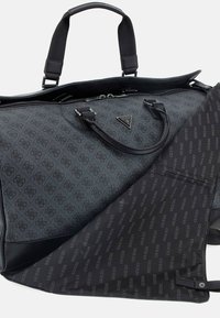 Borsa a duffel nera con motivo logo, caratterizzata da un esterno grigio texturizzato, dettagli in finta pelle, doppi manici e chiusura a zip.