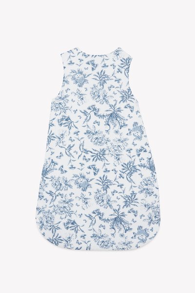 Μπλε φόρεμα με λουλουδάτο μοτίβο, στρογγυλεμένο κάτω μέρος, χωρίς μανίκια και απαλό ύφασμα. Διαθέτει μικρά κουμπιά στο πίσω μέρος.