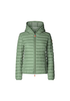 Chaqueta verde acolchada con capucha, que presenta un acolchado horizontal, un cierre frontal y un acento naranja en la tira del cierre. Material suave y ligero.