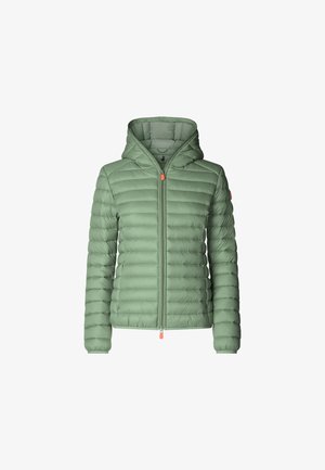 Chaqueta verde acolchada con capucha, que presenta un acolchado horizontal, un cierre frontal y un acento naranja en la tira del cierre. Material suave y ligero.