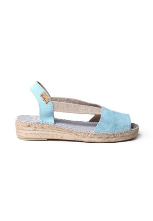 Lyseblå ruskind open-toe espadrille sandal med beige elastisk bagrem og flettet jutefodsål på hvid baggrund.