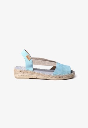 Sandale espadrille en daim bleu clair à bout ouvert avec bride arrière élastique beige et semelle en jute tressé sur fond blanc.