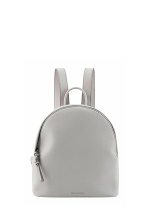 Sac à dos minimaliste en cuir gris clair avec dessus incurvé, double bretelles, poche avant zippée et petite poignée sur le dessus.