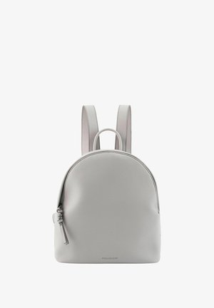 Sac à dos minimaliste en cuir gris clair avec dessus incurvé, double bretelles, poche avant zippée et petite poignée sur le dessus.