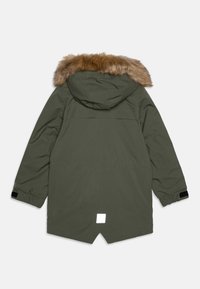 Parka verde oliva con cappuccio foderato in pelliccia sintetica, polsini regolabili e una patch bianca rettangolare sul retro. Tessuto impermeabile.