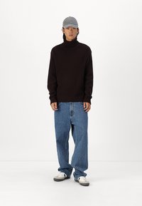 Selected Homme SLHCODY RELAXED ROLL NECK - Camisola - chocolate torte