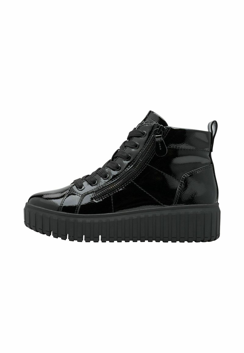 Baskets montantes en cuir verni noir avec une semelle en caoutchouc texturé, des lacets à l'avant et une fermeture éclair sur le côté pour un accès facile.