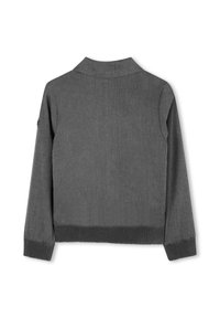 Grå strikkegenser med krage, lange ermer, ribbestrikkede mansjetter og kant. Teksturen virker glatt med et subtilt mønster.