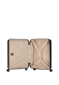 Valigia rigida nera con interni trapuntati beige, due scomparti con cerniera e cinghie incrociate per fissare il contenuto. Quattro ruote rotanti.