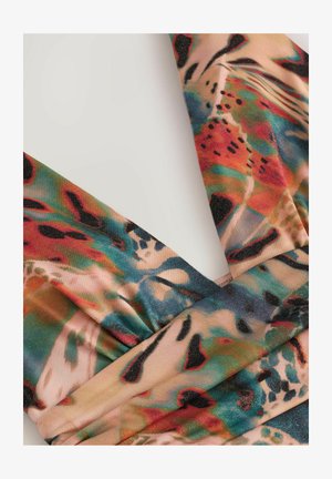 Wielokolorowy satynowy materiał z abstrakcyjnymi wzorami w odcieniach różu, czerwieni, niebieskiego i czerni. Miękka tekstura z delikatnym połyskiem. Detal w formie owinięcia.