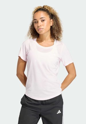 Camiseta deportiva de manga corta color rosa claro con cuello redondo. Contiene un detalle sutil de logotipo en el pecho. Textura de tela suave.