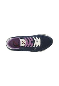 Sneaker blu navy con tomaia in mesh e suede, lacci bianchi e viola, e soletta interna viola con logo.