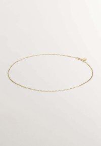 Collar de cadena de oro con eslabones rectangulares, textura suave y un pequeño cierre de langosta. Diseño sencillo y delicado.