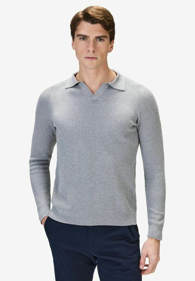 Grå ribbad tröja med långa ärmar, V-ringning och en strukturerad tyg. Plagget har en figurnära design och en enhetlig färg.