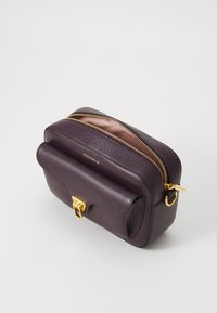 Borsa in pelle viola con finitura strutturata, doppie cerniere dorate e un davanti con patta dotata di chiusura in oro. Design compatto con bordi arrotondati.