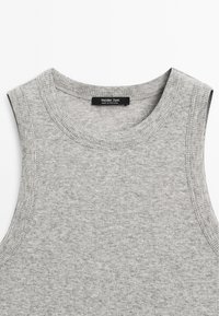 Grijze mouwloze top met een geribbelde textuur, ronde halslijn en zwart label met de tekst "Massimo Dutti, Made in Portugal."