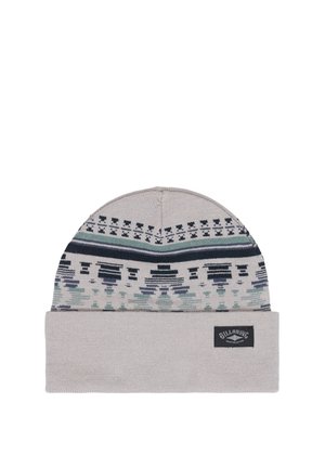 Jasnoszara dzianinowa czapka z podwiniętym mankietem, geometryczny wzór w kolorach granatowym i zielonym nad mankietem oraz mała czarna naszywka z logo Billabong na mankiecie.