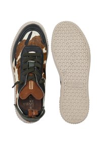 Bunt gemusterter Sneaker mit einem Obermaterial aus Rindsleder, braunen und schwarzen Akzenten, grünen Schnürsenkeln und einer strukturierten beigen Gummisohle.