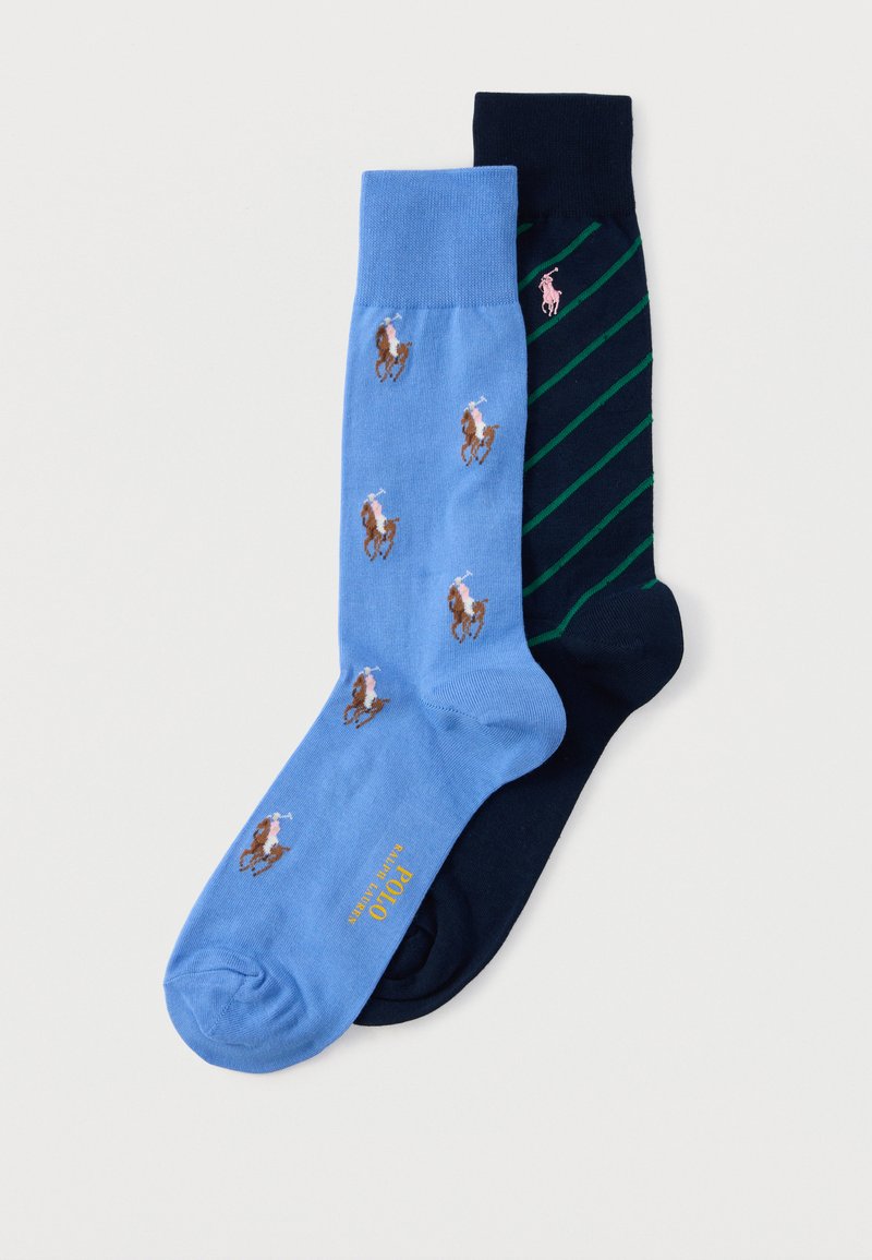 Δύο ζευγάρια κάλτσες πλήρωσης, το ένα γαλάζιο με καφέ μοτίβα παίκτη πόλο και κίτρινο κείμενο "Polo Ralph Lauren", το άλλο σκούρο μπλε με πράσινες ρίγες.