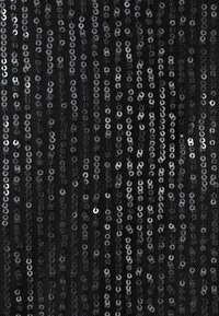 Svart tyg täckt med reflekterande paljetter, arrangerade vertikalt. Paljetterna varierar i storlek och skapar en texturerad, iögonfallande yta.