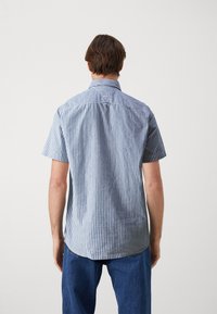 Korte mouwen shirt in lichtblauw met witte strepen, met een klassieke kraag en een gebogen zoom, gemaakt van een zachte, textuurstof.