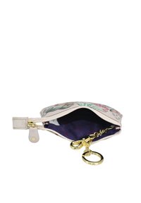 Ritszakje van lichte stof met een bloemenpatroon. Binnenin heeft het een donkere voering en een gouden sleutelhaak. De afmetingen zijn ongeveer 15x10 cm.