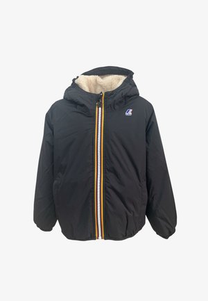 Doudoune noire avec capuche, doublée de fausse fourrure crème, dotée d'une fermeture éclair multicolore et d'un petit logo sur la zone gauche de la poitrine.