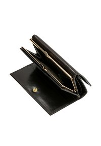 Hnědá kožená peněženka s texturovaným povrchem, vybavená zlatým zapínáním a několika přihrádkami na karty a hotovost. Otevřený design.