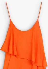 Orange spaghetti strap top med lagdelt flæsedesign. Stoffet virker let og glat med en subtil glans.