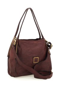 Borsa a spalla in pelle marrone con due manici, borchie dorate lungo i bordi e una piccola etichetta in pelle con il marchio sul davanti.