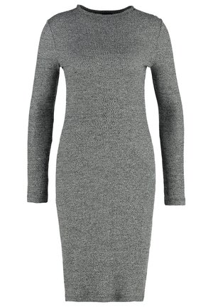 Vestido de punto gris de manga larga con cuello redondo, forma ajustada y patrón texturizado, que llega hasta la altura de la rodilla.
