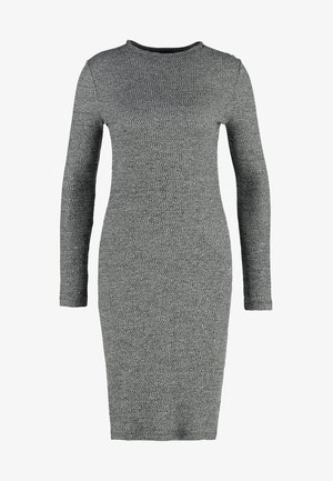 Robe en tricot grise à manches longues avec un col rond, silhouette ajustée et motif texturé, atteignant le genou.