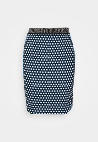 Jupe noire ajustée avec une large ceinture comportant "SPORT" en lettres blanches, ornée de pois bleus et blancs sur l'ensemble.