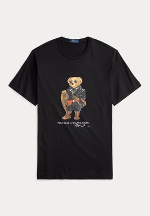 Czarny bawełniany t-shirt z stylizowaną ilustracją niedźwiedzia w kurtce i okularach przeciwsłonecznych, trzymającego rakietę śnieżną, z napisem poniżej.